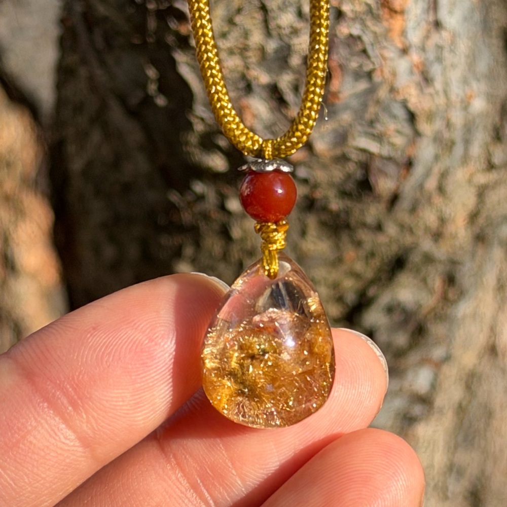Small high quality gold rutilated quartz necklace 0698